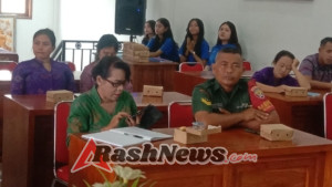 Babinsa Koramil 1616-01/Gianyar Hadiri Penerimaan Mahasiswa KKN Unud di Desa Petak Kaja
