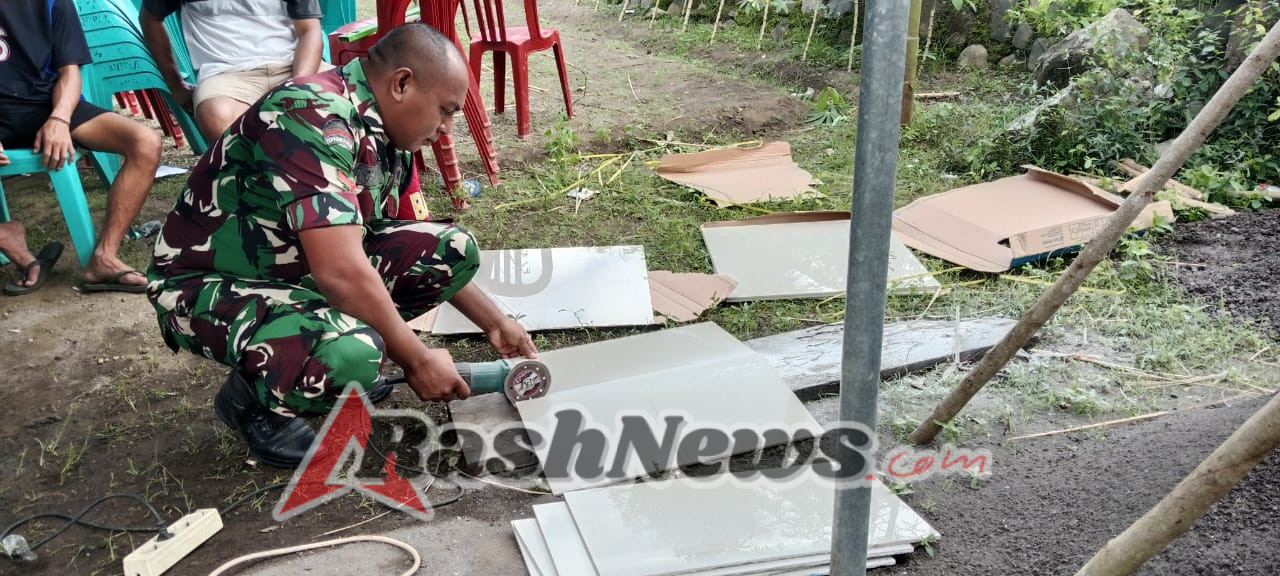 Babinsa Ende Turun Tangan Bantu Warga Bangun Makam di Desa Rukuramba