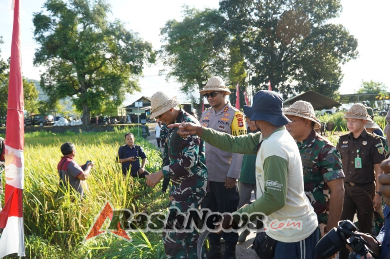 Kapolres Klungkung Hadiri Gerakan Panen Raya Padi Bersama Forkopimda di Subak Gunaksa.