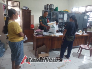 Peran Aktif Babinsa Jaga Ketertiban Penyaluran Beras untuk 180 KK di Melinggih