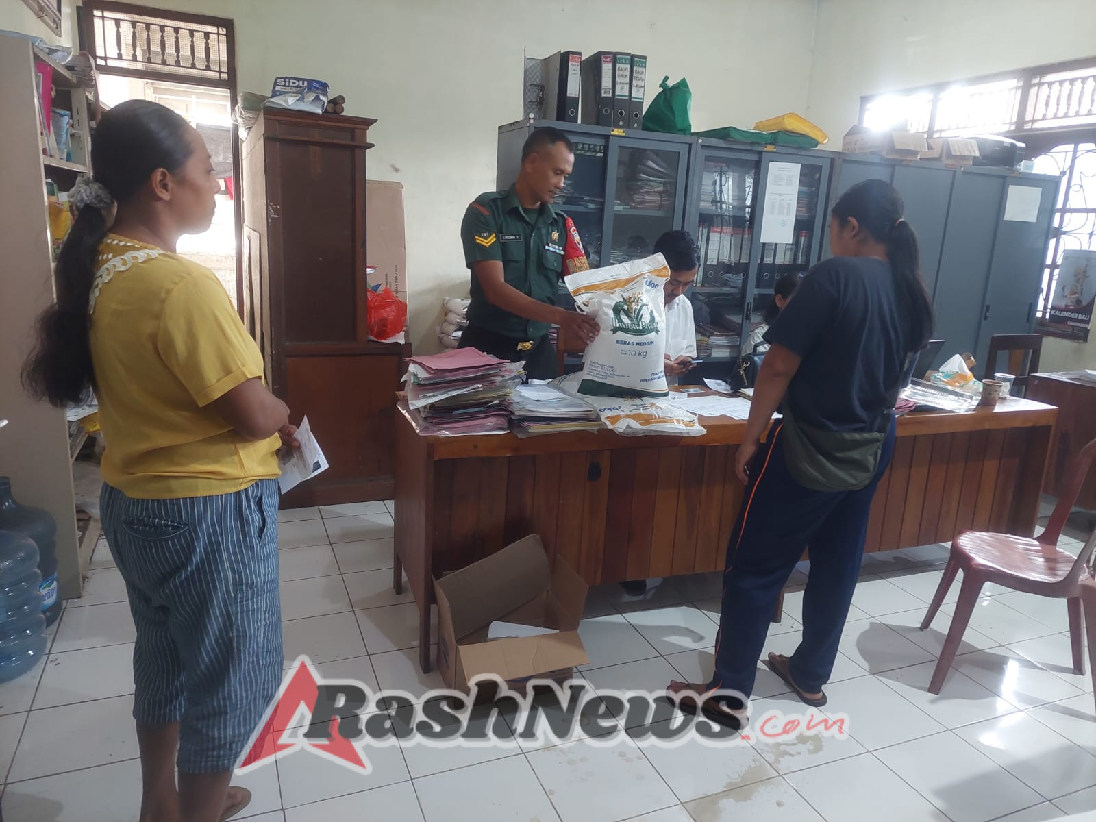 Peran Aktif Babinsa Jaga Ketertiban Penyaluran Beras untuk 180 KK di Melinggih