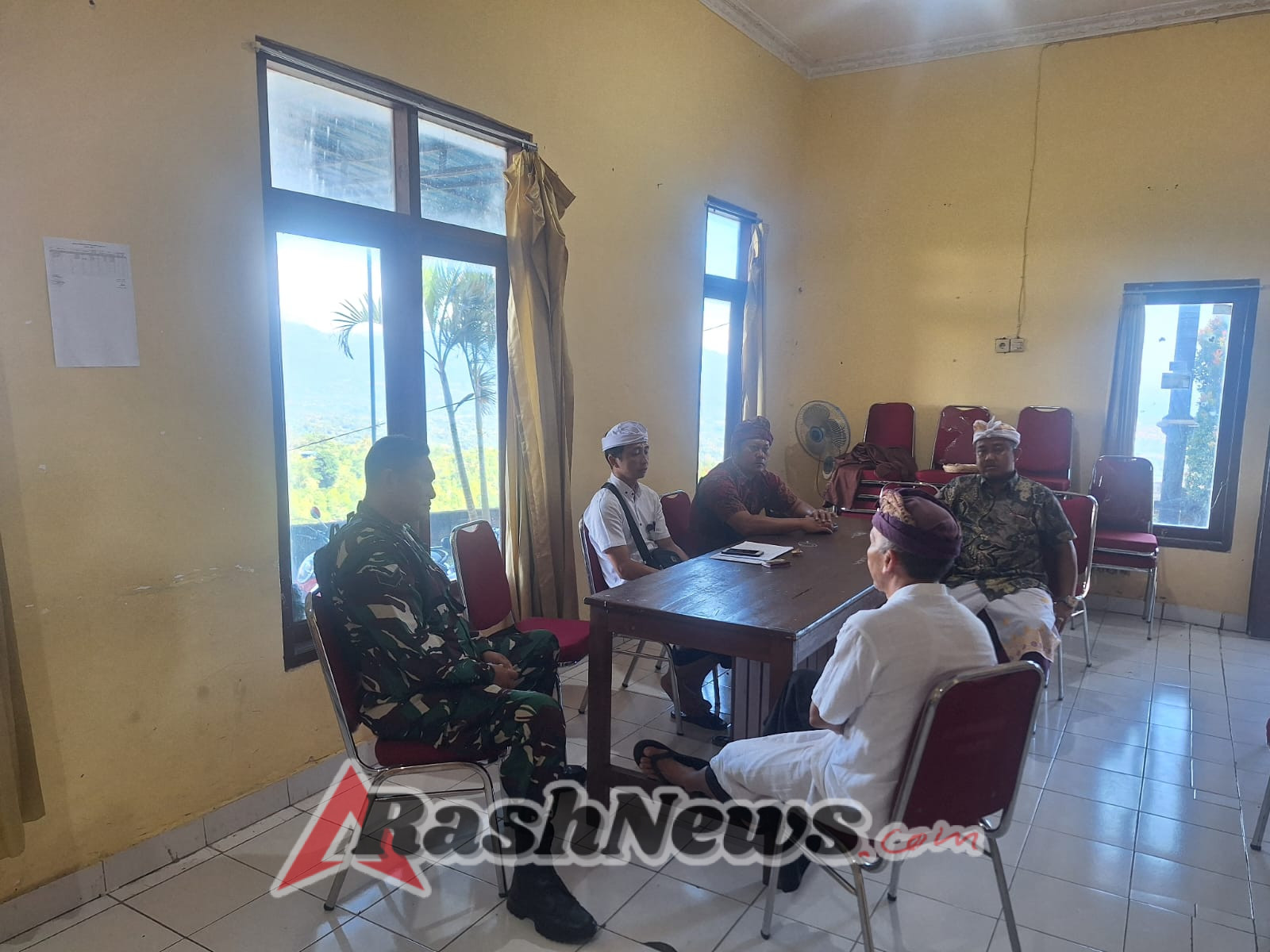 Babinsa Sidetapa Perkuat Koordinasi Sambut HUT RI Bersama Perangkat Desa