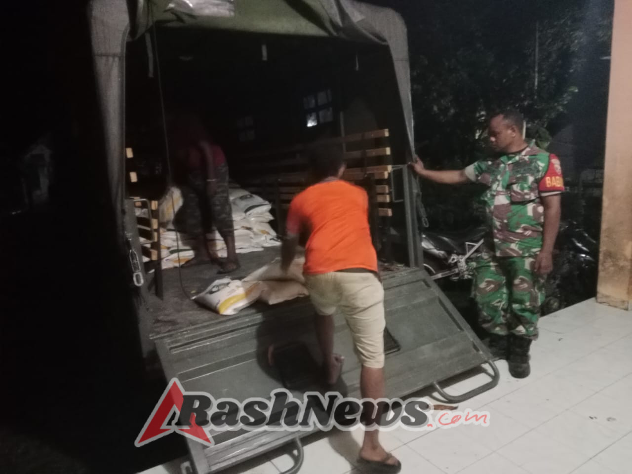 Babinsa Kodim 1602/Ende Dukung Program Pemerintah dalam Penyaluran Bantuan Pangan Cadangan