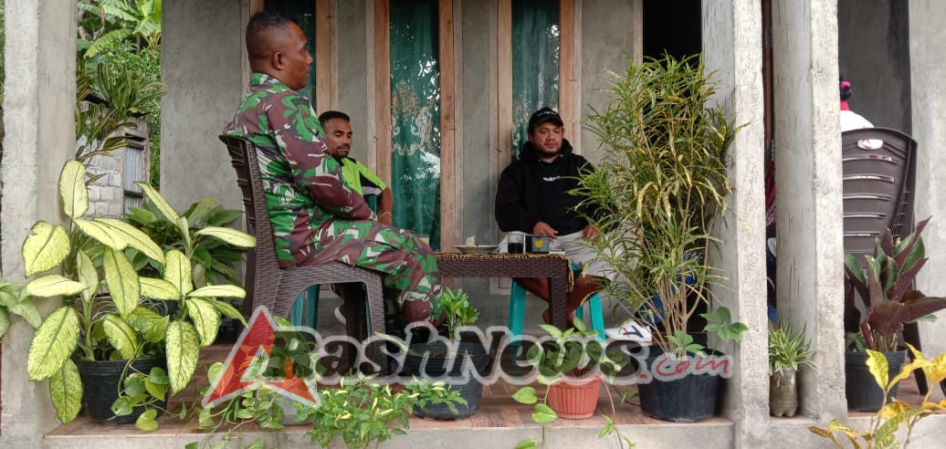 Pererat Komsos, Babinsa Koramil 1618-02/Miobar Sampaikan Imbauan Kesehatan di Tengah Perubahan Cuaca