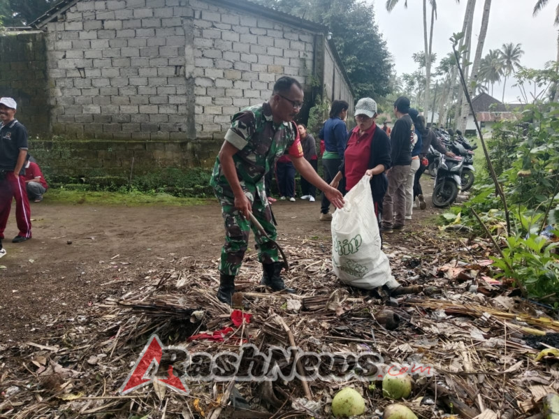 Babinsa Koramil 1626-03/Tembuku Ajak Aparat Desa dan Warga, Bersihkan Sekitar Pasar Tradisional
