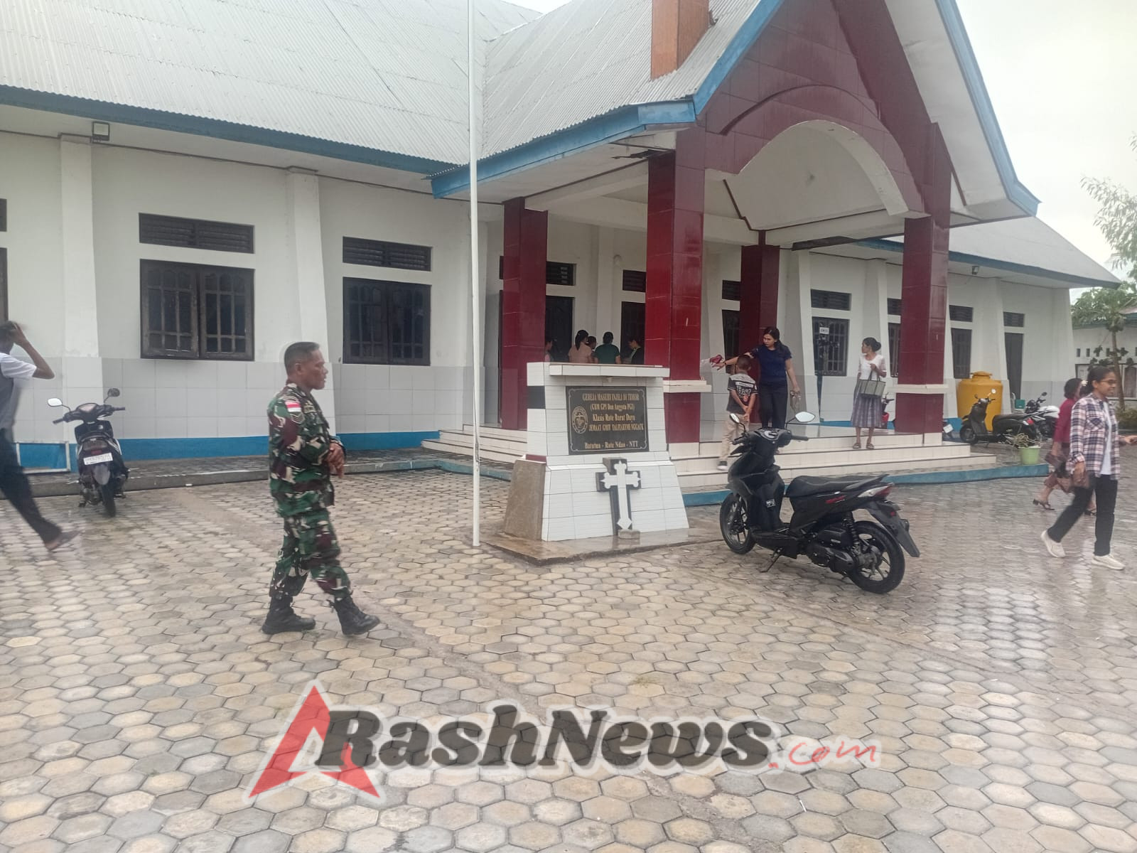 Babinsa Koramil Batutua Amankan Ibadah Minggu Jemaat Talitakumi Nggaut