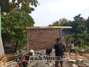 Babinsa Koramil 04/Apui Turun Tangan Bangun Bak Penampung Semur Bor