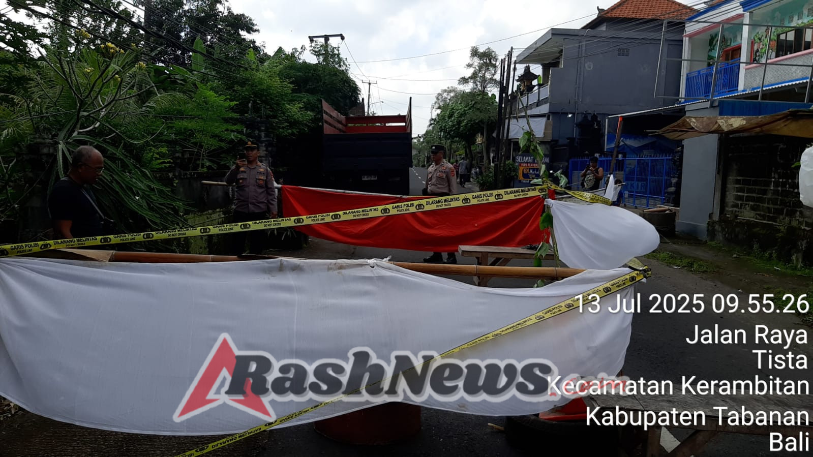 Kapolsek Kerambitan Pantau Jalan Jebol di Desa Tista.