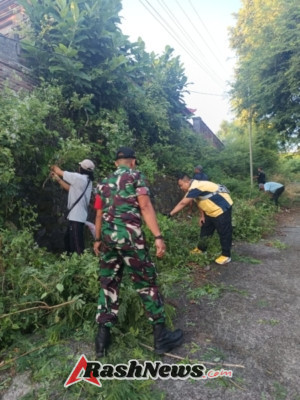 Semangat Gotong Royong Berkobar,Babinsa Tangguwisia Pelda Kadek Jim Nana dan Warga Bersatu Padu Bersihkan Areal Pura Desa
