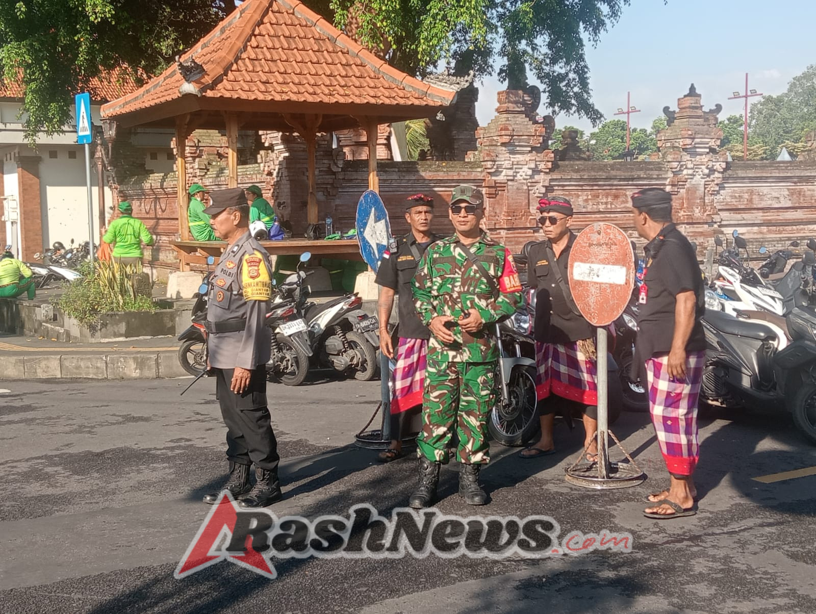 Babinsa Kelurahan Gianyar Bersinergi Atensi Kegiatan Upacara Nyangling ke Beji Tukad Cangkir