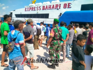 TNI Aktif Jaga Pelabuhan, Koramil 1627-01 Baa Pastikan Kegiatan di Dermaga Berjalan Aman