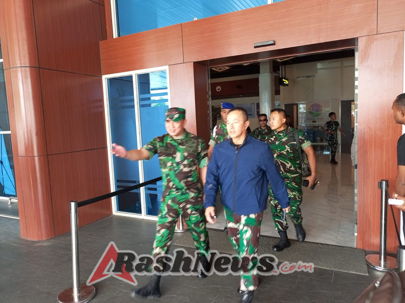 Dandim 1602/Ende Terima Kunjungan Pangdam IX/Udayana di Bandara H. Hasan Aroeboesman