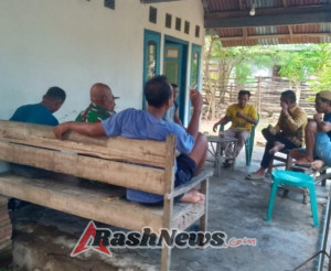 Sertu M. Ali Jalin Kedekatan dengan Warga Dorobara Lewat Komsos Rutin dalam Upaya Ciptakan Situasi Kondusif