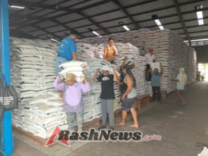 Jamin Ketahanan Pangan, Babinsa Amankan Distribusi Beras untuk Warga Kurang Mampu