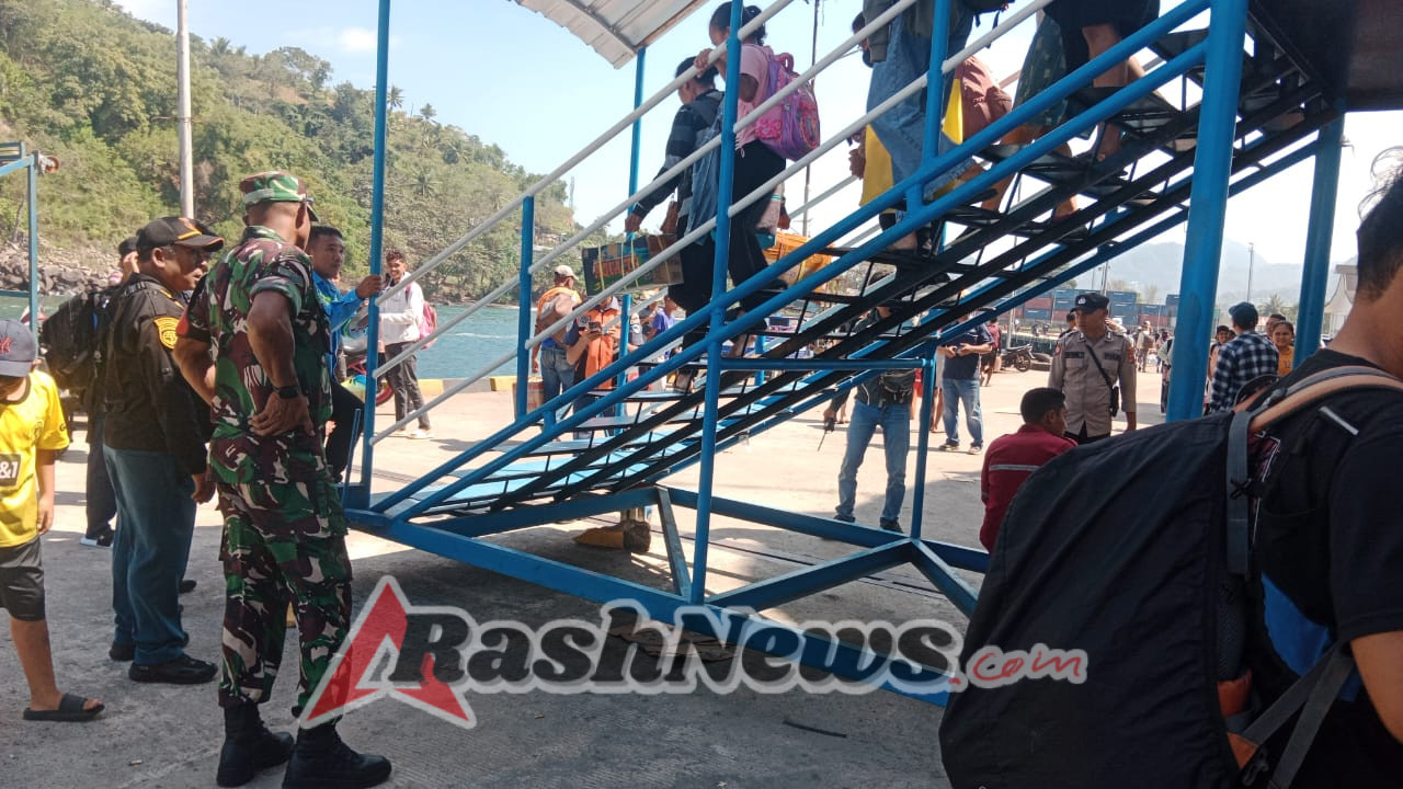 Babinsa Ende Tingkatkan Pengamanan dan Komsos di Pelabuhan IPPI Saat KM LAWIT Bersandar
