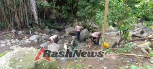 Cegah Pencemaran Air, Babinsa Koramil 1602-01/Ende Bersama Polsek Ndona Bersihkan Kali