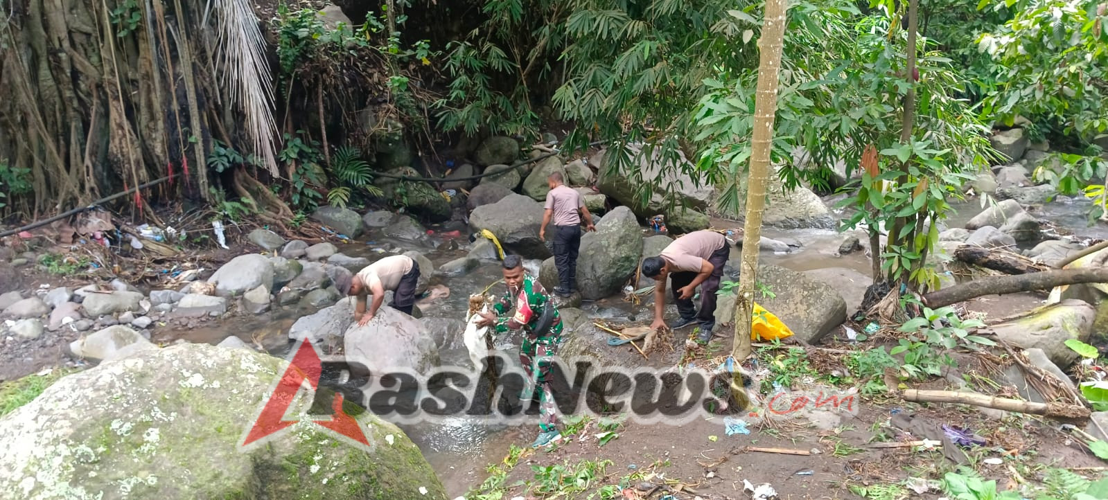 Cegah Pencemaran Air, Babinsa Koramil 1602-01/Ende Bersama Polsek Ndona Bersihkan Kali