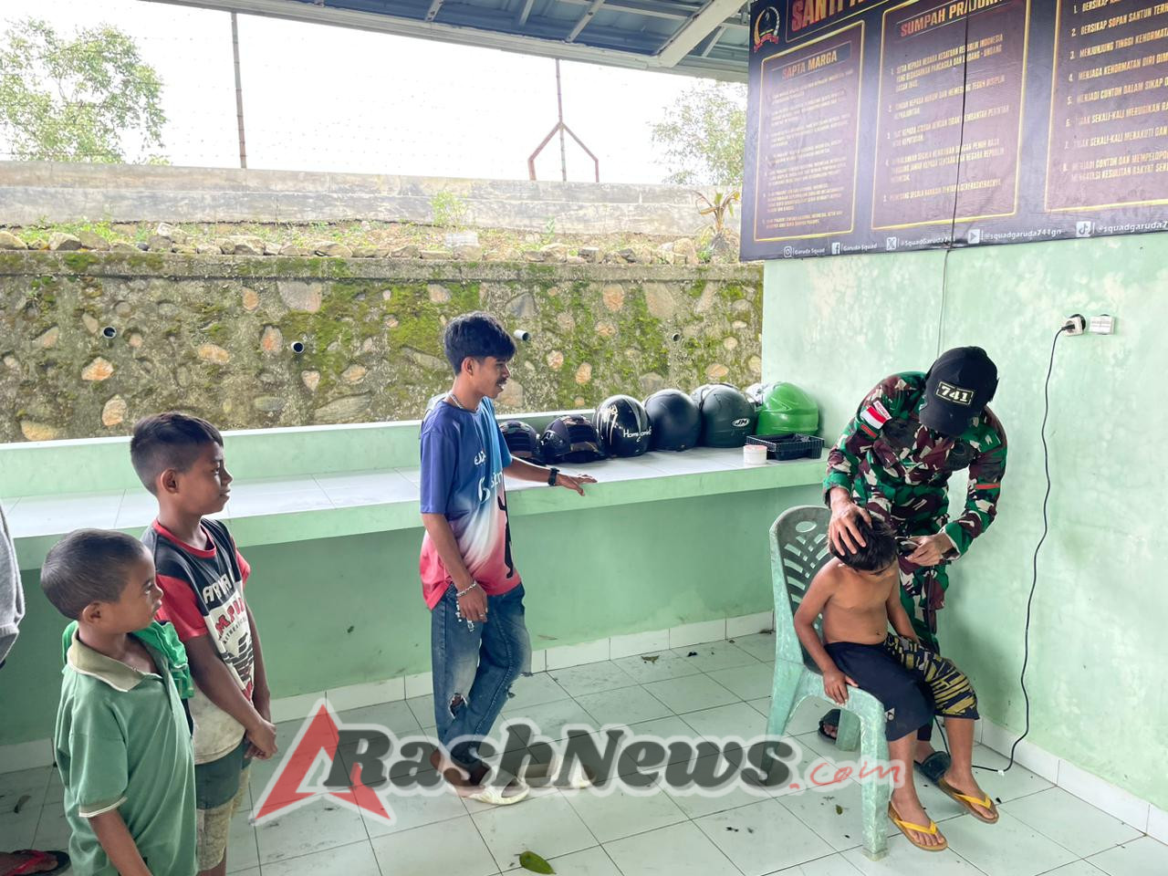 Peduli generasi muda, Satgas Yonif 741/GN Berikan Cukur rambut gratis di Pos Nananoe