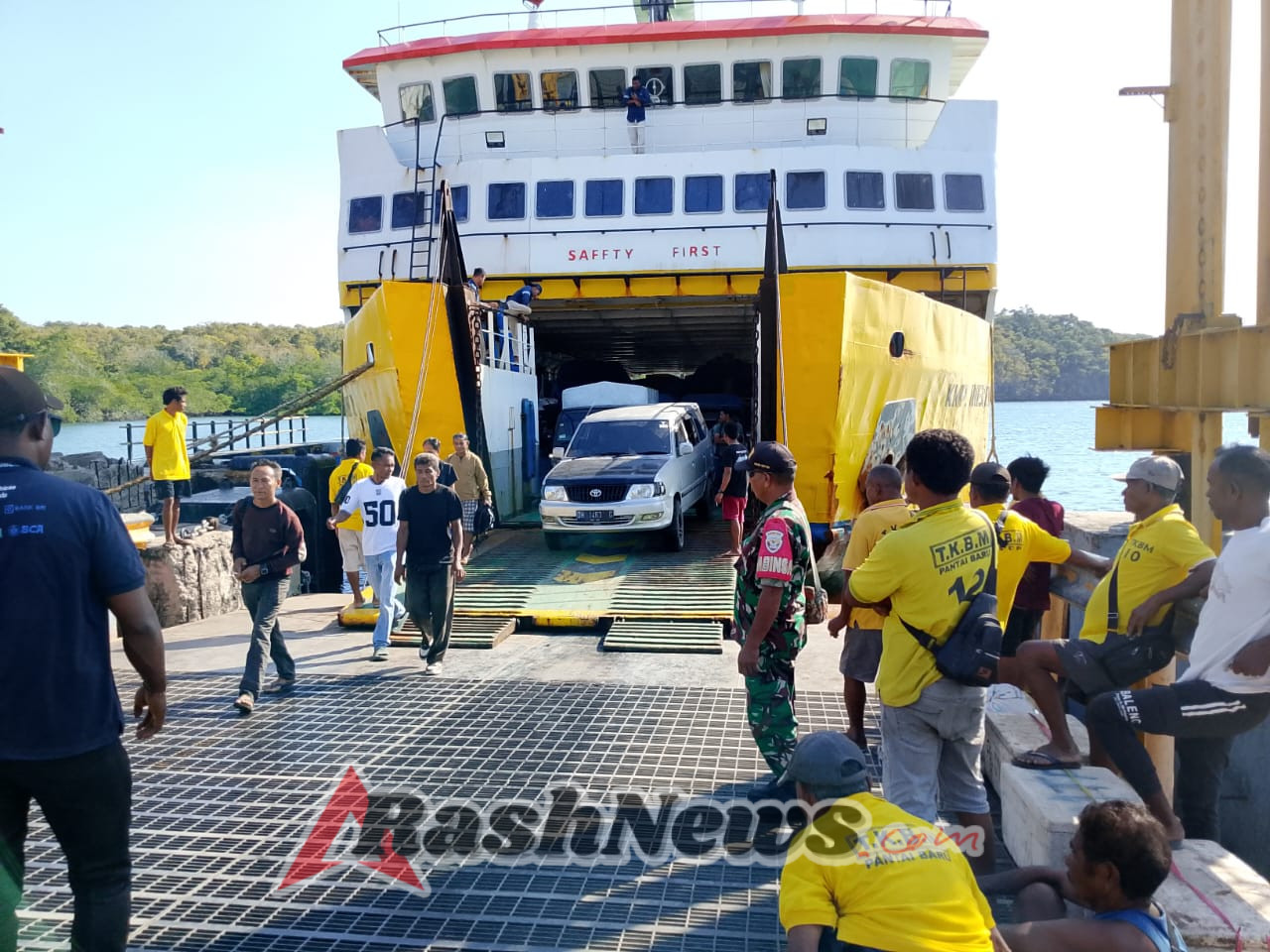 Koramil 1627/02 PB Kawal Keberangkatan Kapal Fery Ineria dari Pelabuhan Pantai Baru