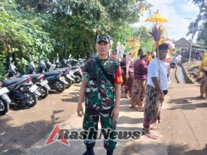 Babinsa Sukawati Jaga Ketertiban Upacara Adat Ngaben Massal Bersama Aparat Desa