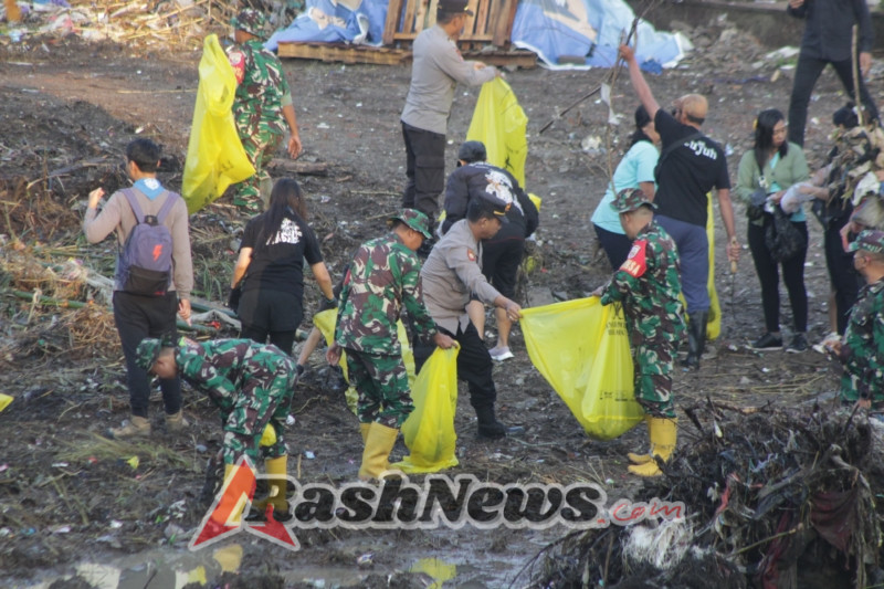 Kolaborasi TNI-Masyarakat Sukseskan Pembersihan Sungai di Cakranegara