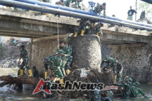 Korem 162/Wira Bhakti Bersama Warga Gelar Korve Sampah Pasca Banjir di Kota Mataram
