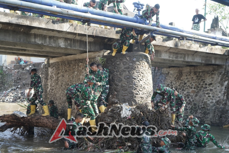 Korem 162/Wira Bhakti Bersama Warga Gelar Korve Sampah Pasca Banjir di Kota Mataram