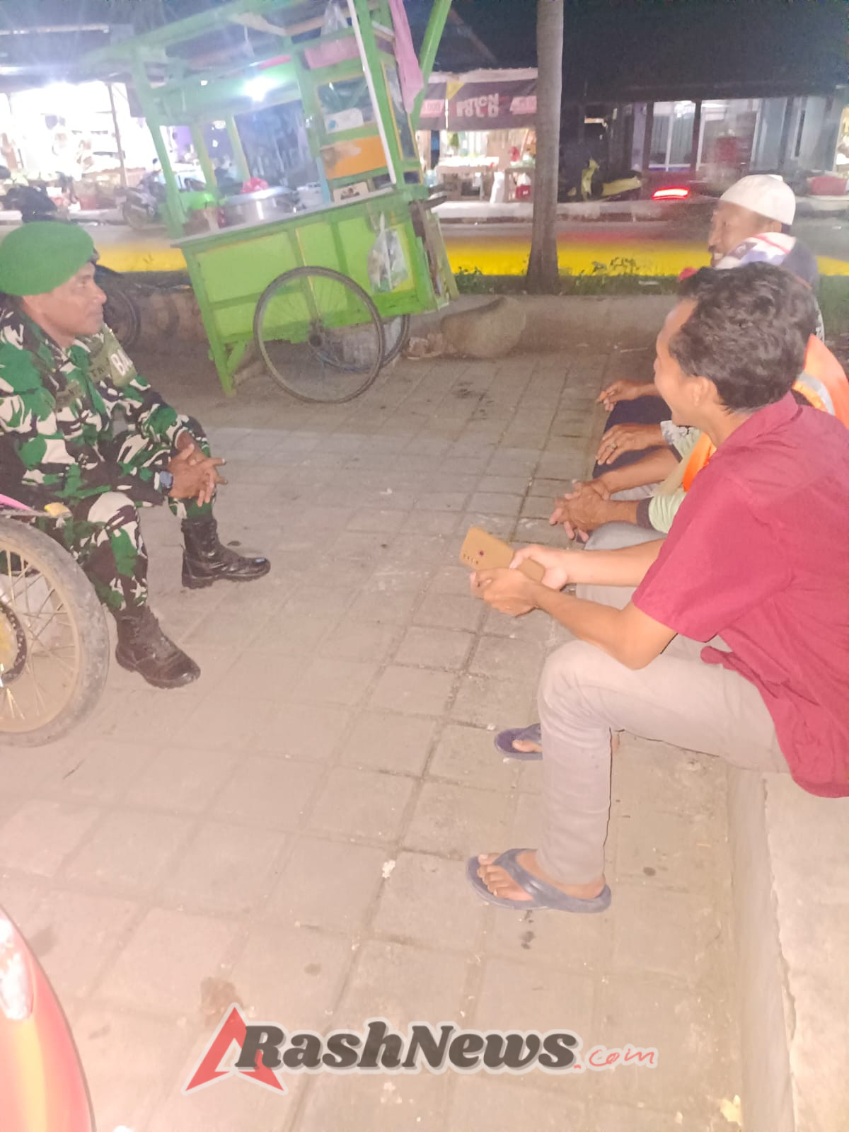 Koramil Taliwang Tingkatkan Kemanunggalan TNI-Rakyat Lewat Komsos dan Patroli