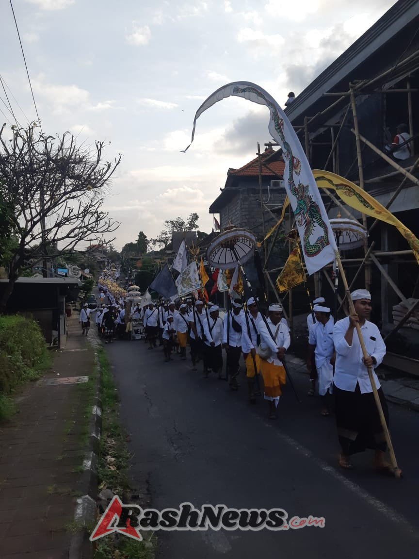 Babinsa Koramil Sukawati Bersama Pecalang Wujudkan Keamanan Upacara Adat di Tengah Masyarakat