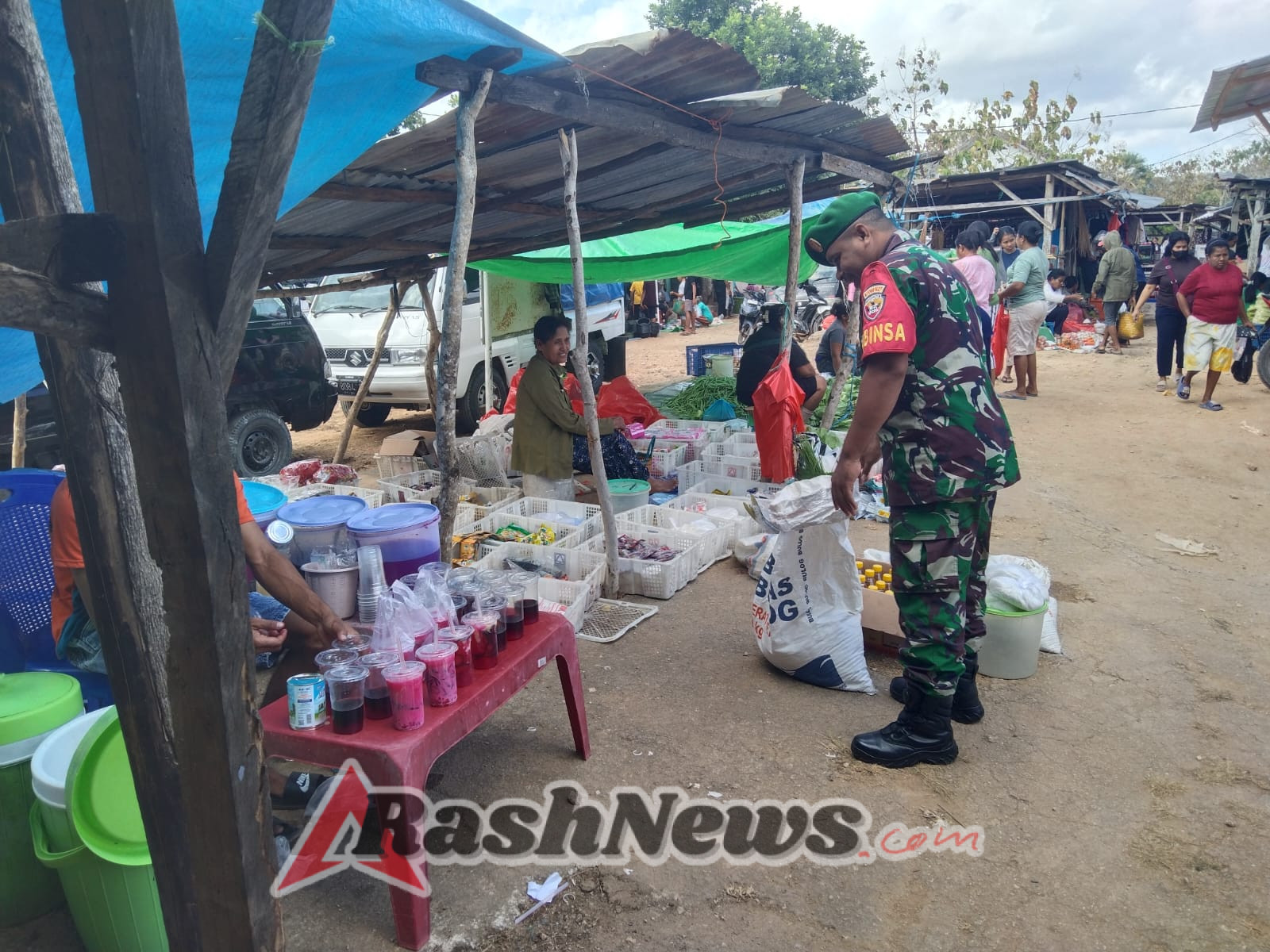 Babinsa Ajak Warga Pasar Olafuliha’a Jaga Kebersihan dan Kerukunan Lewat Komsos