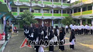 Babinsa Beri Pelatihan Disiplin dan Bela Negara Santri