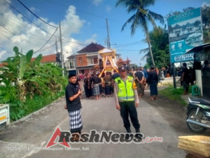 Bhabinkamtibmas Desa Bongan dan Pecalang Amankan Kegiatan Ngaben Warga Banjar Adat Bongan Kauh