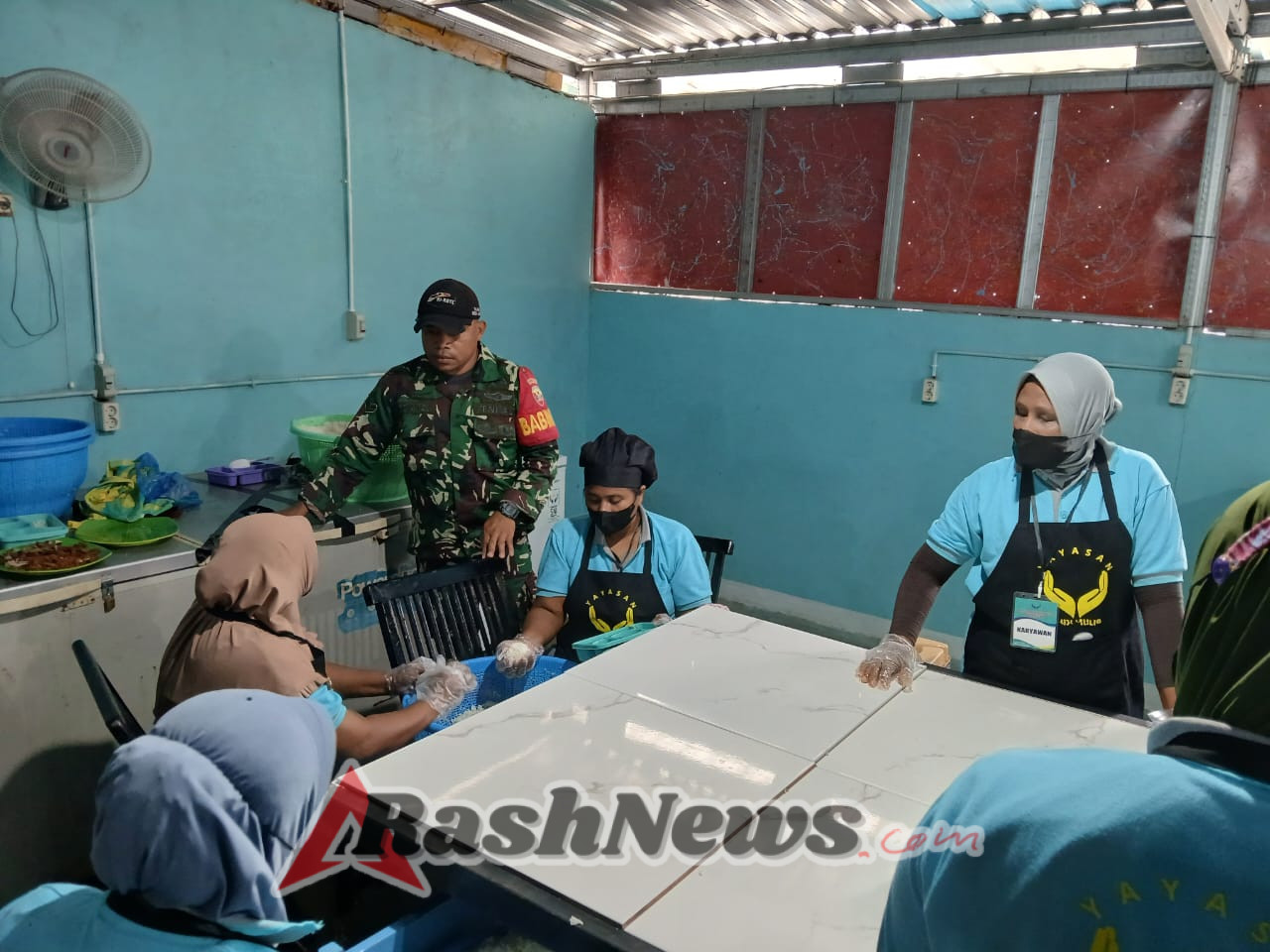 Babinsa Kodim 1622/Alor Dampingi SPPG Mandiri Salurkan Makanan Sehat