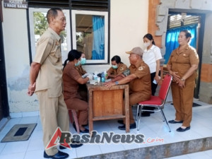 Perkuat Pelayanan Publik, Babinsa Dampingi Cek Gula Darah dan Tensi Perangkat Desa Sumita
