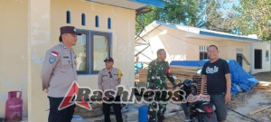 Peduli Infrastruktur, Babinsa Rote Ndao Dampingi Perbaikan Pelabuhan Ferry Akibat Ombak