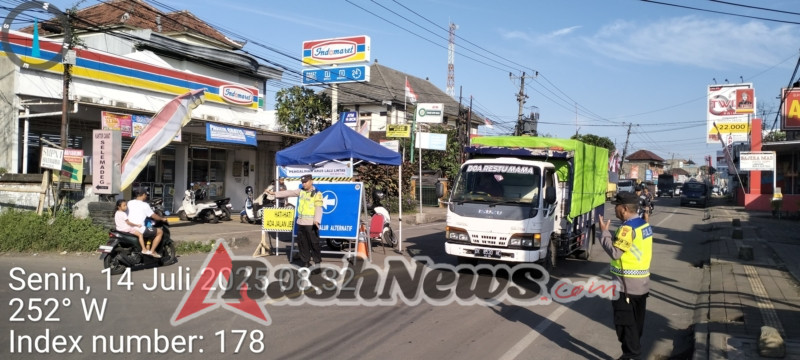 Cegah Kemacetan, Sinergi Polsek Selemadeg Alihkan Arus Akibat Jalan Jebol di Bajera