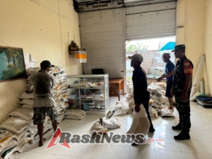 Bersama Bhabinkamtibmas, Babinsa Saba Pastikan Bantuan Bulog Terdistribusi Aman