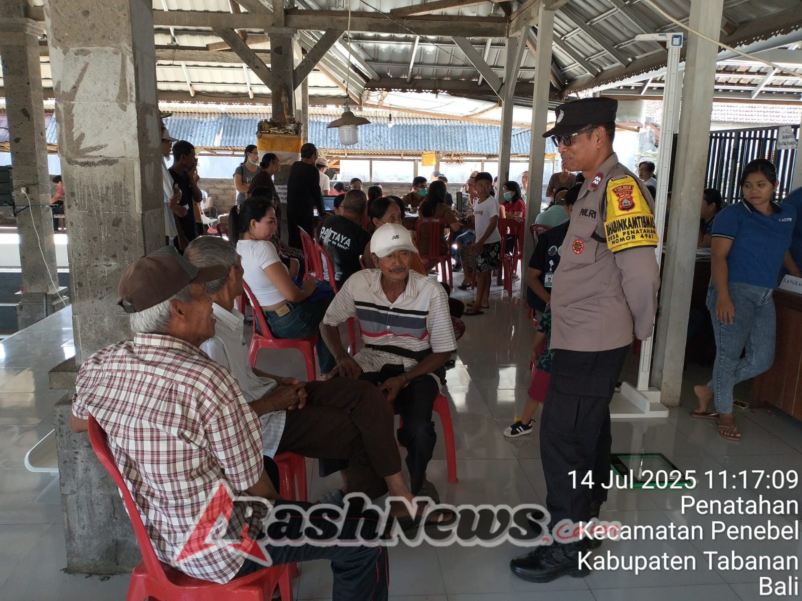 Bhabinkamtibmas Desa Penatahan Atensi Giat Posyandu ILP Di Wantilan Desa Penatahan