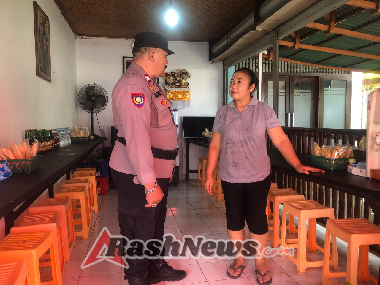 Sambangi Warung milik Warga Binaanya, Bhabinkamtibmas Singakerta Sampaikan Pesan Kamtibmas