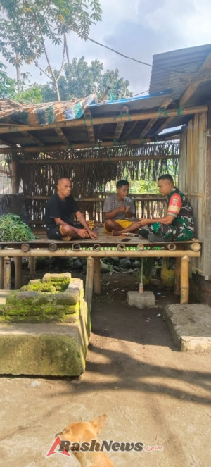 Babinsa Detusoko Ajak Warga Desa Wolotolo Tengah Tingkatkan Kewaspadaan Lingkungan