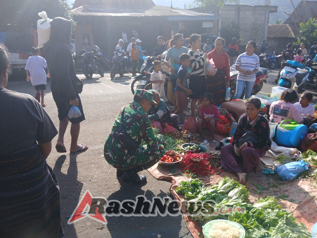 Babinsa Kodim 1602/Ende Tingkatkan Komsos dan Pamwil di Pasar Jopu