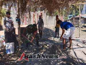 Babinsa Koramil Walakaka Bantu Warga Bangun Rumah di Desa Laboya Bawa