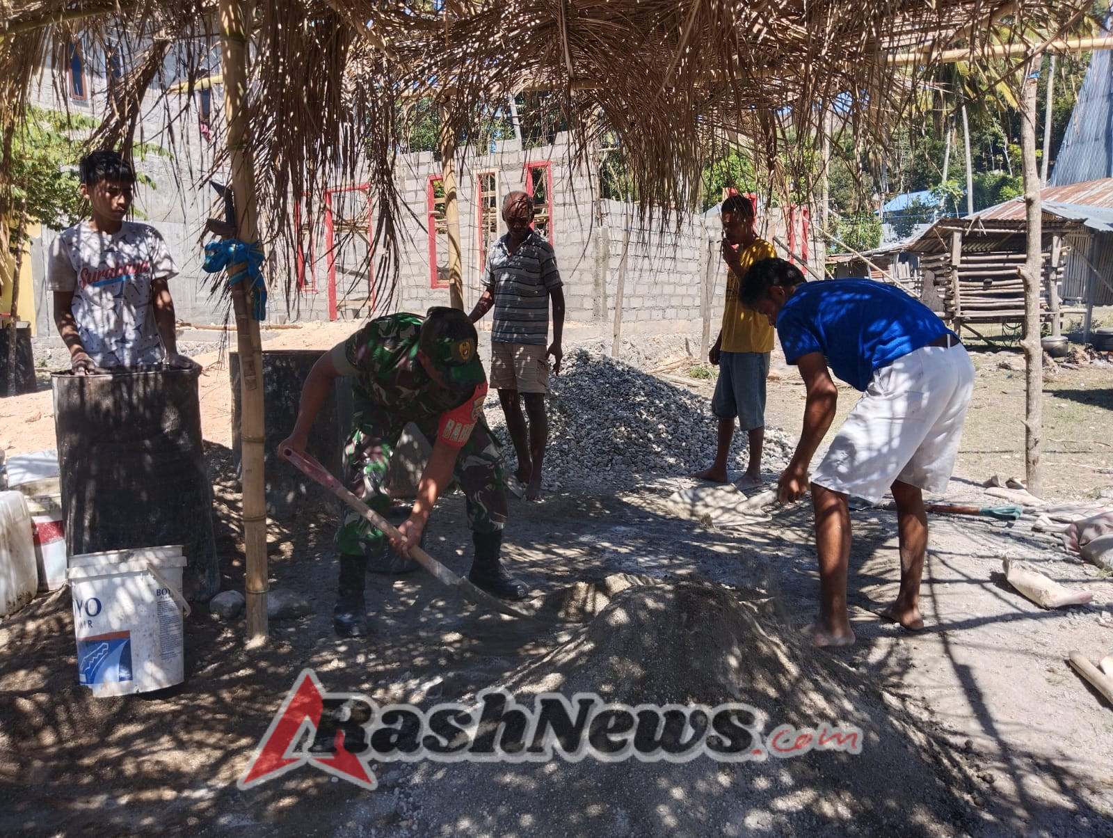 Babinsa Koramil Walakaka Bantu Warga Bangun Rumah di Desa Laboya Bawa