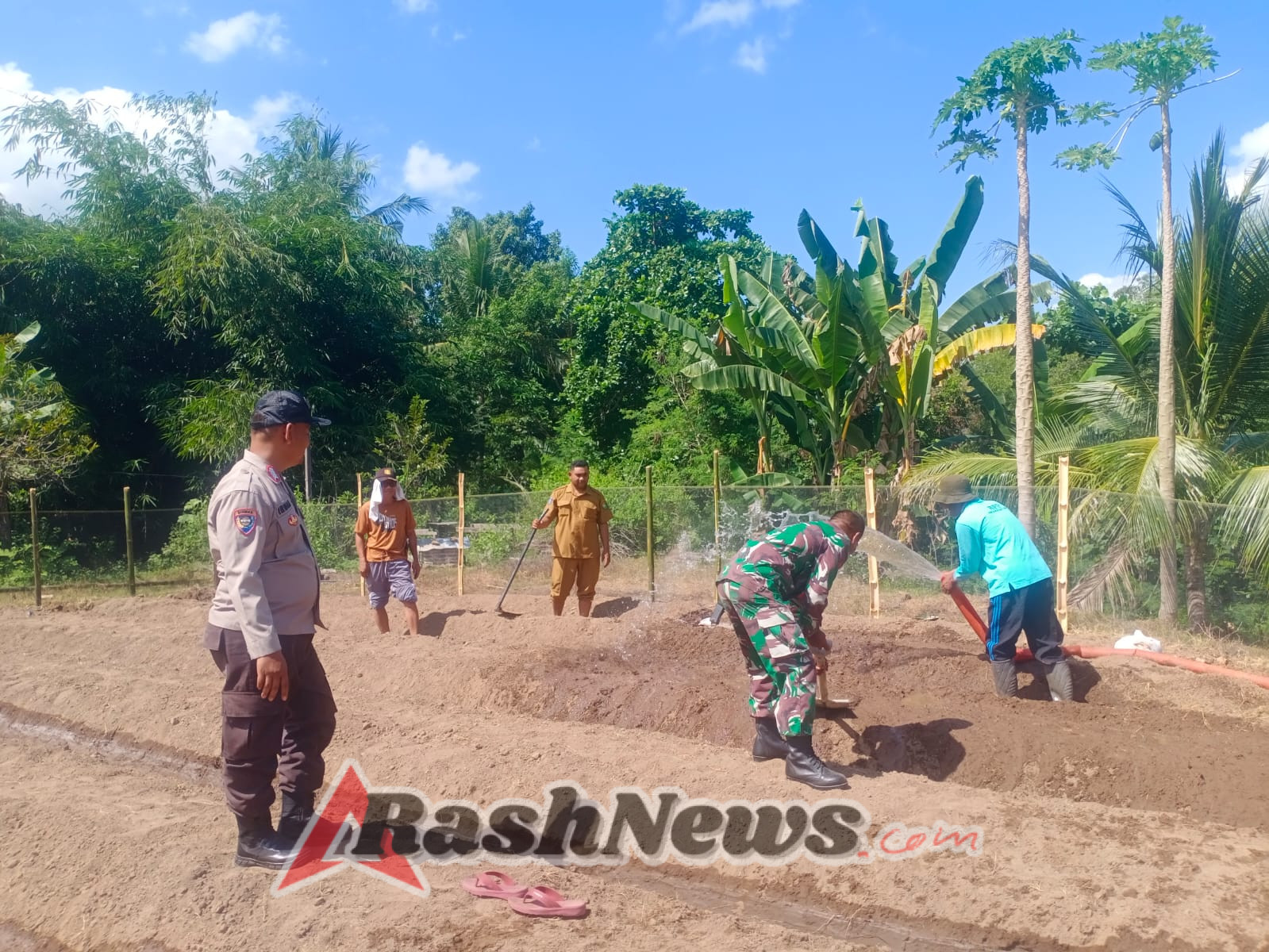Tingkatkan Kebersamaan dan Ketahanan Pangan, Babinsa Turun Tangan di Lopok