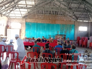 Selalu Hadir di Tengah Masyarakat Bhabinkamtibmas Desa Karyasari Dampingi Rapat di Desa Binaan