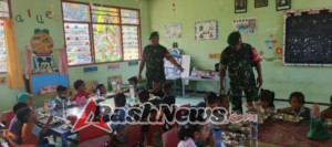 TNI Dukung Program Gizi Nasional, Babinsa Ende Bagikan Makanan Sehat di Sekolah