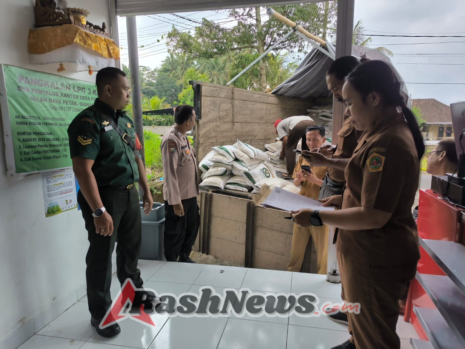 Babinsa Hadir di Tengah Warga, Amankan Penyaluran Beras untuk Masyarakat Kurang Mampu