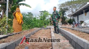 Bedengan Terbalik Jadi Solusi Cerdas Bercocok Tanam, Danramil Janapria Dampingi Petani Uji Coba