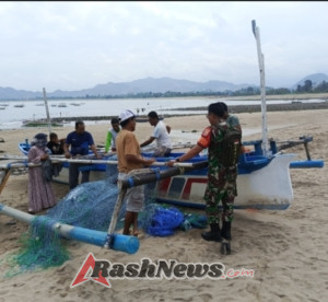 Babinsa Koramil 1614-03/Hu’u Aktif Dampingi Nelayan Tradisional