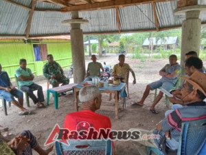 Wujudkan Lingkungan Aman, Babinsa dan Bhabinkamtibmas Giat Komsos di Tengah Masyarakat